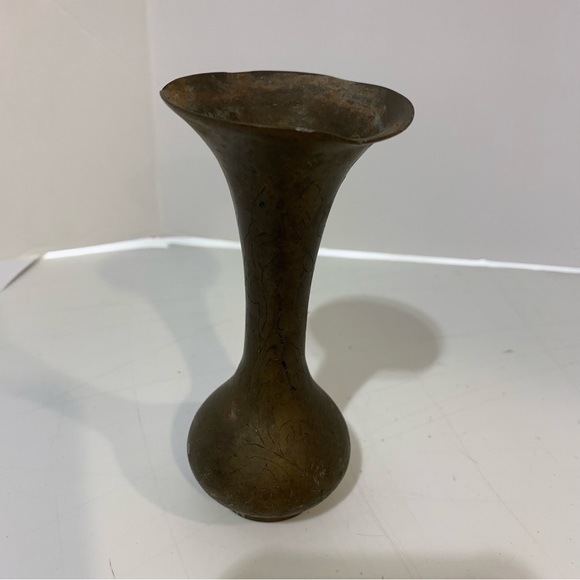 Vintage brass bud vase with lots of patina size 5” high 1940’s etched design - Picture 1 of 6